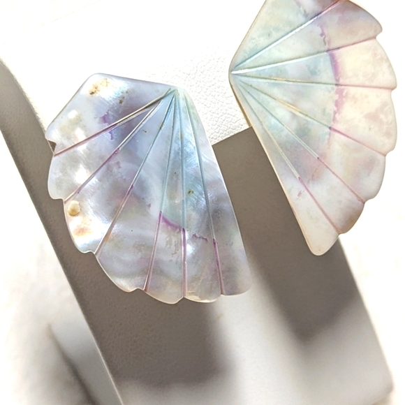 Vintage Mother Of Pearl Scalloped Edged Shell Pierced Earrings - Picture 8 of 8